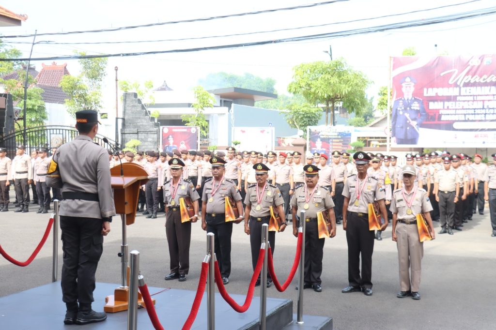 Kapolres Bojonegoro pimpin upacara pelepasan purna tugas anggota polres