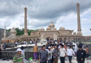 Ratusan Warga Ikuti Shalat Jum’at Perdana di Masjid Wisata Religi