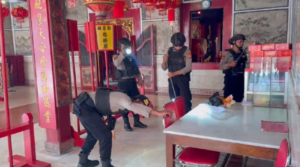 Selain pengamanan di lokasi strategis, patroli malam hari dengan Birukan Bojonegoro juga di tingkatkan guna mencegah tindak kejahatan dan gangguan ketertiban masyarakat. Jika warga masyarakat menemukan, mengalami dan melihat hal - hal yang mencurigakan dapat segera melaporkan ke Hotline Polres Bojonegoro yaitu Matur Pak Kapolres. Tidak hanya aspek keamanan, Polres Bojonegoro melalui Sat Binmas juga menghinbau kepada masyarakat yang merayaka Imlek untuk tetap menjaga protokol keselamatan dan todak melakulan kegiatan yang berpotensi membahayakan keselamatan publik, seperti penggunaan kembang api di lokasi padat penduduk. Kami berharap perayaan Imlek tahun ini dapat berlangsung dengan aman, damai dan penuh dengan sukacita. Polri utamanya Polres Bojonegoro siap untuk memberikan pelayanan terbaik kepada masyarakat Bojonegoro tanpa kenal lelah. Dengan pengamanan yang telah di siapkan secara maksimal, Polres Bojonegoro berharap seluruh rangkaian perayaan Imlek tahun 2025 dapat berlangsung dengan aman, lancar dan penuh dengan kedamaian.
