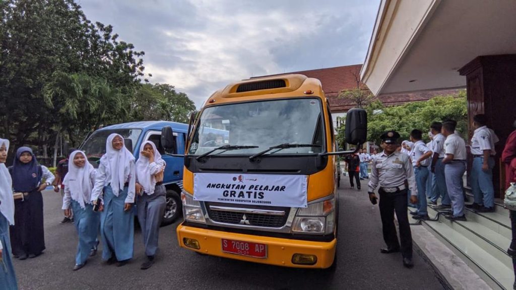 dishub-bojonegoro-kenalkan-angkutan-pelajar-gratis-kepada-pelajar-1_169