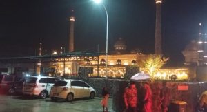 Arus Kendaraan Menuju Masjid Wisata Religi Margomulyo Sebabkan Kemacetan Panjang