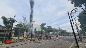 menara-masjid-agung-darussalam-bojonegoro-hangus-terbakar-penyebab-belum-diketahui