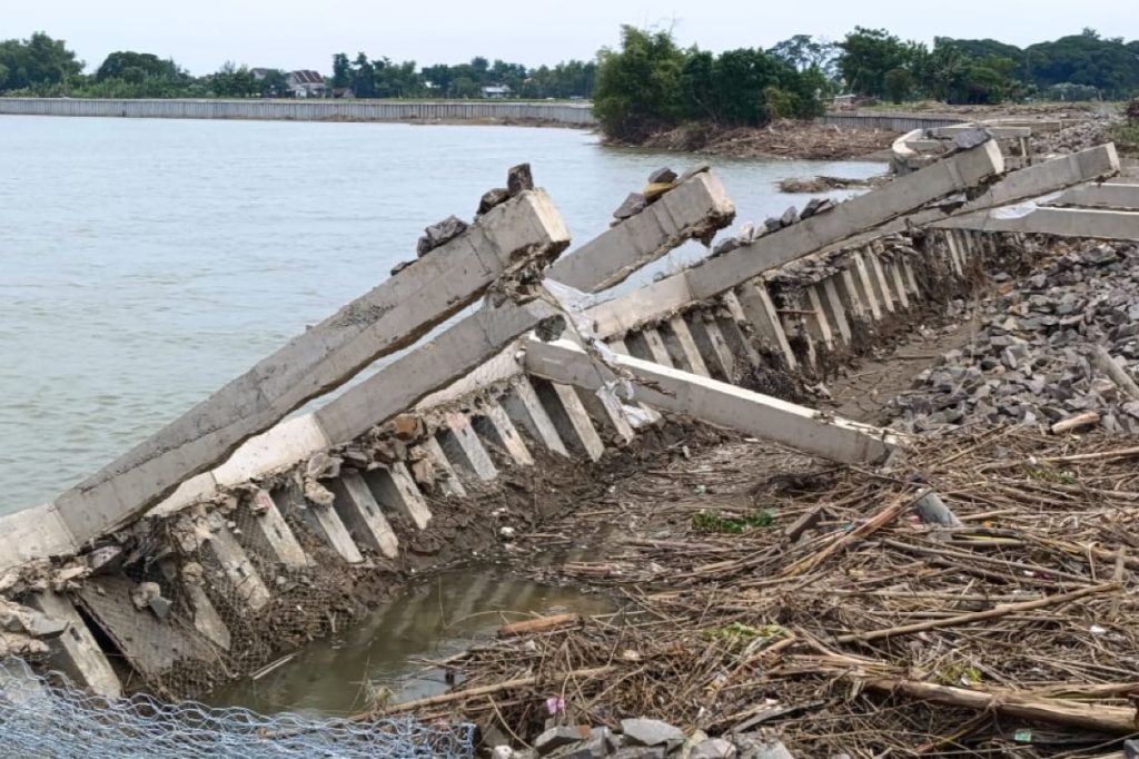 tebing-sungai-bengawan-solo-di-bojonegoro-yang-baru-selesai dugaan-proyek-amburadul-tembok-penahan-tebing-senilai-rp40-miliar-di-bojonegoro-ambles-ratusan-meter