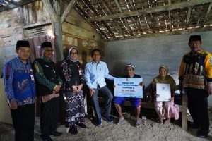 bupati-bojonegoro-salurkan-bansos-tunai-lewat-program-kusumo