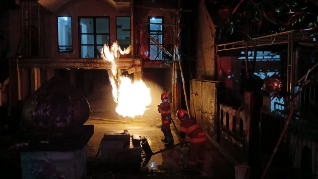 67db878c3d8cf-semburan-gas-muncul-dari-sumur-bor-warga_jatim warga-resah-sumur-bor-di-desa-klepek-sukosewu-diduga-mengandung-gas-berbahaya