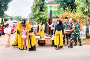 danramil-kasiman-dan-anggota-bagikan-takjil-untuk-masyarakat