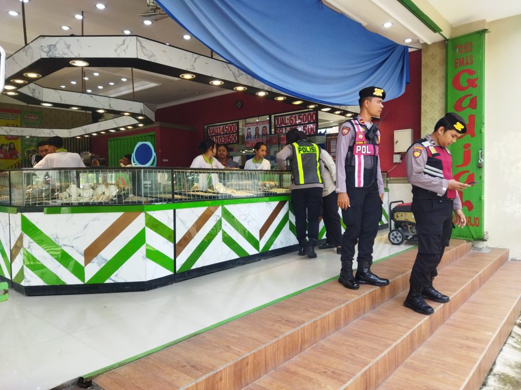 polres-bojonegoro-gencarkan-patroli-di-pusat-perbelanjaan-dan-toko-emas-jelang-lebaran