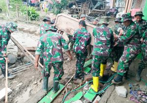 ratusan-babinsa-kodim-0813-karya-bakti-pasca-banjir-bandang-di-gondang