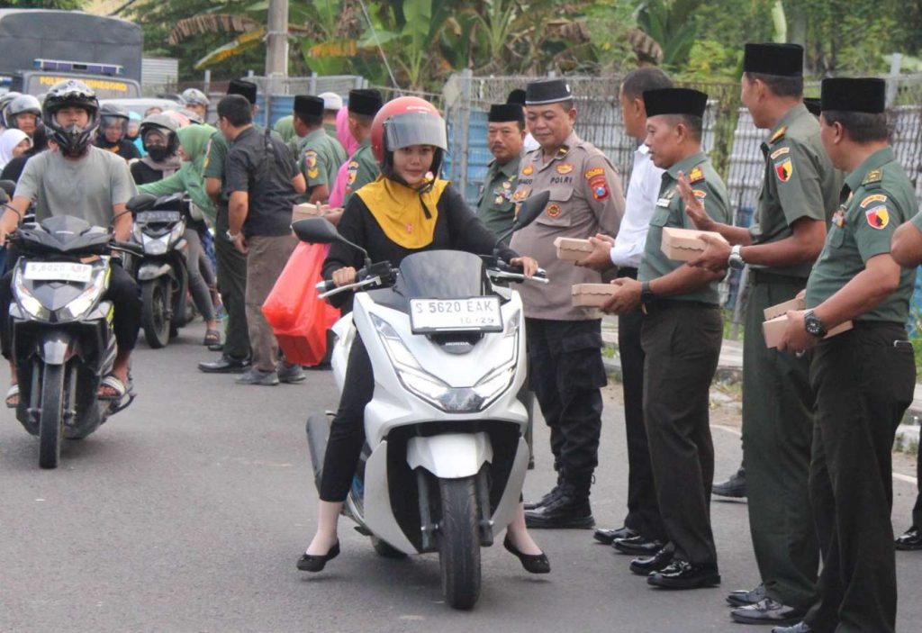 tni-polri-bojonegoro-berbagi-takjil-di-bulan-ramadan