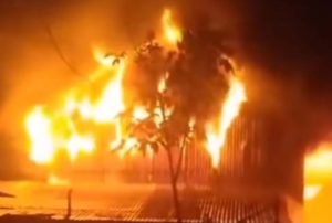 pabrik-triplek-di-bojonegoro-terbakar-kerugian-ditaksir-capai-rp1-miliar
