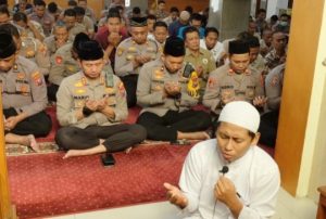 polres-bojonegoro-gelar-shalat-gaib-untuk-anggota-polri-yang-gugur
