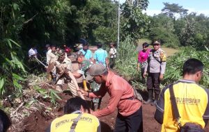 solidaritas-pascabencana-warga-gondang-tni-dan-polri-bahu-membahu-pulihkan-lingkungan