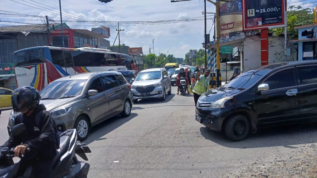 hari-ke-3-idul-fitri-1446-h-arus-lalu-lintas-di-proliman-kapas-bojonegoro-padat-dan-macet