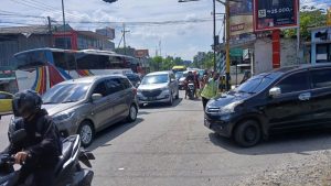 hari-ke-3-idul-fitri-1446-h-arus-lalu-lintas-di-proliman-kapas-bojonegoro-padat-dan-macet