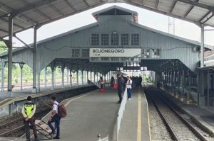 arus-balik-lebaran-ribuan-penumpang-padati-stasiun-bojonegoro