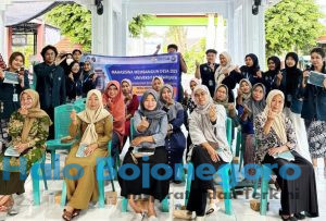 Sesi foto mahasiswa Universitas Brawijaya dan pelaku UMKM Desa Sidobandung pasca kegiatan. Foto: Redaksi