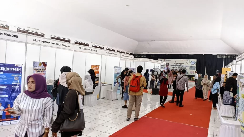IMG_20241203_081233 CAREER EXPO: Para pencaker sedang berkomunikasi perusahaan-perusahaan yang membuka lowongan pekerjaan di acara Bojonegoro Career Expo 2024