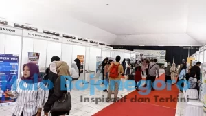 CAREER EXPO: Para pencaker sedang berkomunikasi perusahaan-perusahaan yang membuka lowongan pekerjaan di acara Bojonegoro Career Expo 2024