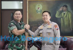 Dandim 0813 Letkol Czi Arief Rochman Hakim dan Kapolres Bojonegoro AKBP Afrian Satya Permadi, ketika bersilaturahmi di Makodim, Jum'at 11/7/25