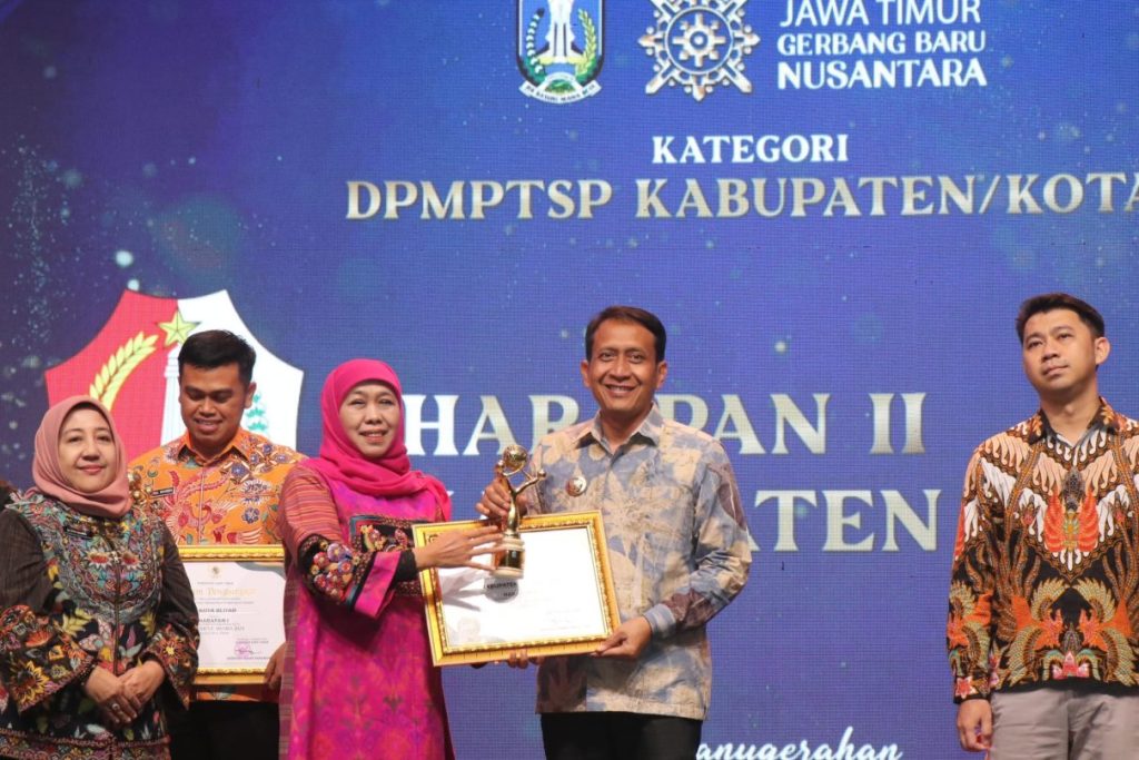 IMG-20251002-WA0006-scaled-e1759360825251 Gubernur Jatim, Khofifah Indar Parawansa saat menyerahkan Award pada Bupati Bojonegoro Setyo Wahono. Foto: Redaksi