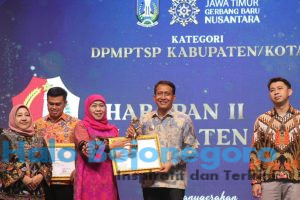 Gubernur Jatim, Khofifah Indar Parawansa saat menyerahkan Award pada Bupati Bojonegoro Setyo Wahono. Foto: Redaksi