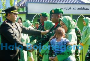 Dandim 0813 Bojonegoro Letkol Dedy Dwi Wijayanto ketika memberikan selamat kepada anggota, Rabu, 1 Oktober 2025