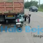 Polisi saat olah TKP kecelakaan yang menimbulkan korban jiwa di jalan raya Bojonegoro. Foto: Gakkum (Foto : dok Satlantas Polres Bojonegoro )