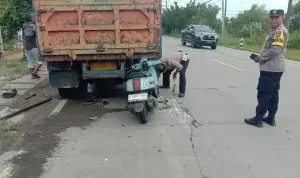 Polisi saat olah TKP kecelakaan yang menimbulkan korban jiwa di jalan raya Bojonegoro. Foto: Gakkum (Foto : dok Satlantas Polres Bojonegoro )