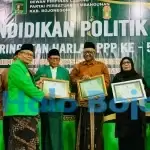 Penyerahan Penghargaan Kepada kader oleh Sunaryo Abu Main. Foto : Doc parpol PPP