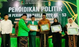 IMG-20260104-WA0001 Penyerahan Penghargaan Kepada kader oleh Sunaryo Abu Main. Foto : Doc parpol PPP
