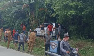 Mobil Terperosok di Tanggul Jalan Simbatan Foto: Dokumentasi Warga Setempat