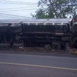 Truk Ekspedisi Tabrak Jembatan Hingga Terguling di Bojonegoro, Sabtu (17/1/2026)