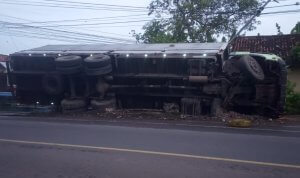 Truk Ekspedisi Tabrak Jembatan Hingga Terguling di Bojonegoro, Sabtu (17/1/2026)