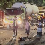 Korban kecelakaan lalu lintas tergeletak ditengah jalan