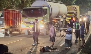 Korban kecelakaan lalu lintas tergeletak ditengah jalan