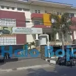 Suasana Kantor Kejaksaan Negeri Bojonegoro, polisi terlihat berjaga di pintu masuk