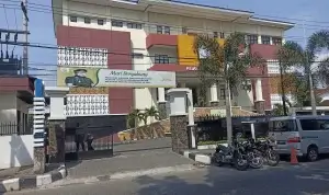 Suasana Kantor Kejaksaan Negeri Bojonegoro, polisi terlihat berjaga di pintu masuk