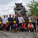 Bupati Dan Wakil Bupati Bojonegoro Tinjau Pengecoran Jalan BKKD di Mulyoagung