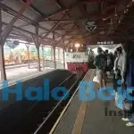 Penumpang di stasion kereta api Bojonegoro. Foto: KAI