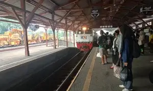 Penumpang di stasion kereta api Bojonegoro. Foto: KAI