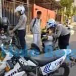 Petugas Satlantas Polres Bojonegoro saat menindak pelanggar lalu lintas kendaraan bermotor. Foto: Istimewa