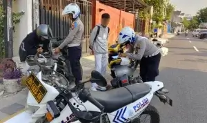Petugas Satlantas Polres Bojonegoro saat menindak pelanggar lalu lintas kendaraan bermotor. Foto: Istimewa
