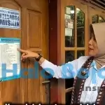 Wakil bupati Bojonegoro Nurul Azizah saat ikut menempel stiker bagi warga penerima bantuan sosial. Foto: dok wabup