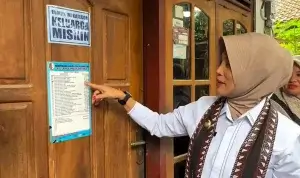 Wakil bupati Bojonegoro Nurul Azizah saat ikut menempel stiker bagi warga penerima bantuan sosial. Foto: dok wabup