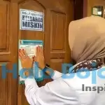 Wakil bupati Bojonegoro, Nurul Azizah saat menempeli stiker keluarga miskin penerima bansos. Foto: dok Wabup