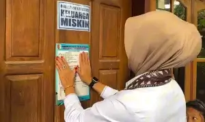 Screenshot_20260103_064345_Gallery-2938230980 Wakil bupati Bojonegoro, Nurul Azizah saat menempeli stiker keluarga miskin penerima bansos. Foto: dok Wabup