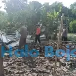 Petugas BPBD Bojonegoro saat melakukan assesment rumah yang roboh. Foto: BPBD