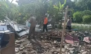 Petugas BPBD Bojonegoro saat melakukan assesment rumah yang roboh. Foto: BPBD