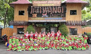 lembaga pendidikan dan keluarga, KB RA Fattahul Huda menggelar kegiatan Rihlah Ilmiah bersama orang tua peserta didik ke kawasan wisata edukatif Jatiwangi