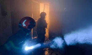 IMG-20260202-WA0018 Petugas Damkarmat Pos Baureno dibantu Damkar Lamongan saat melakukan pemadaman kebakaran dapur SPPG di Dusun Grogolan, Desa Sumuragung, Kecamatan Baureno